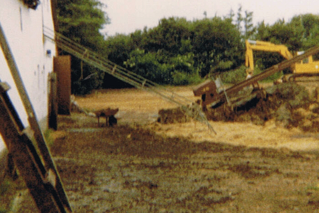 1983 : Bygget foderlade og maskinhus (660m2)