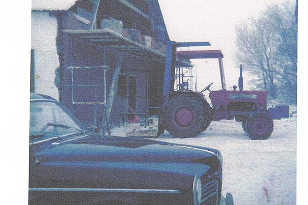 1983 : Østgavl på gammel lade væltet i storm, bygget op med røde sten.